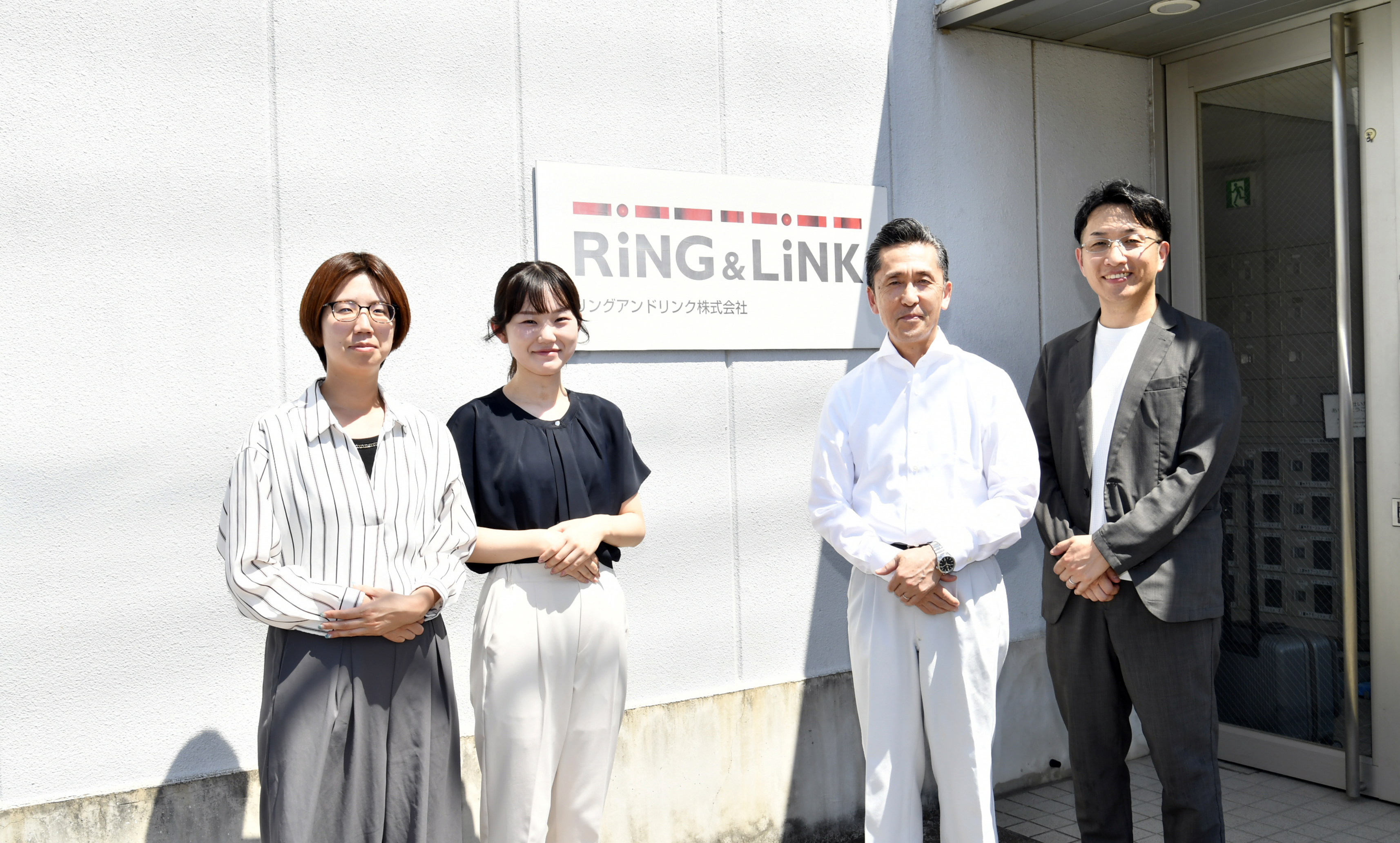 リングアンドリンク株式会社の採用ご担当者様(左から3名)と、案件を担当したシーズアンドグロースの大矢(右)