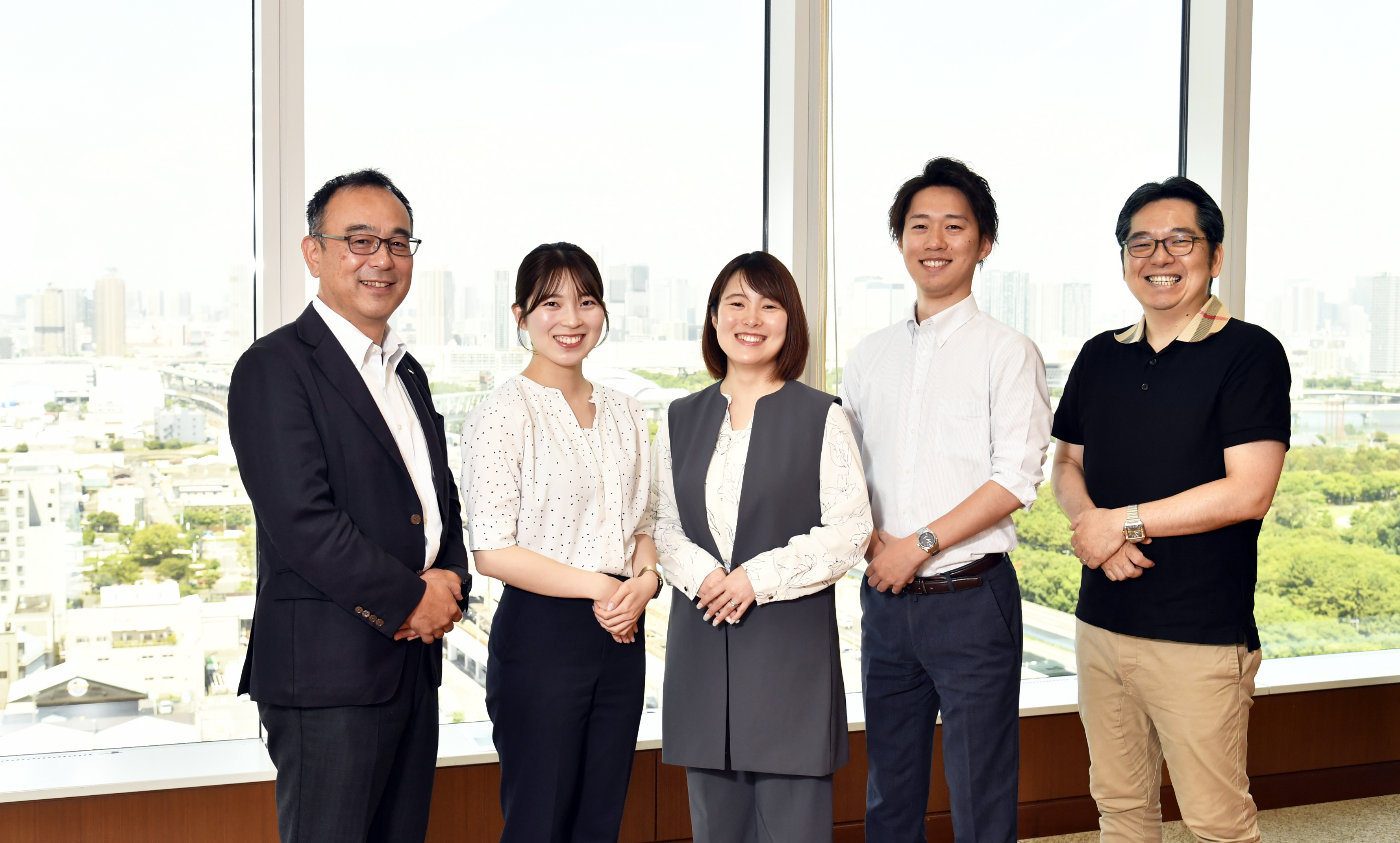 JKホールディングス株式会社の採用ご担当者様(左から4名)と、案件を担当したシーズアンドグロースの河本(右）
