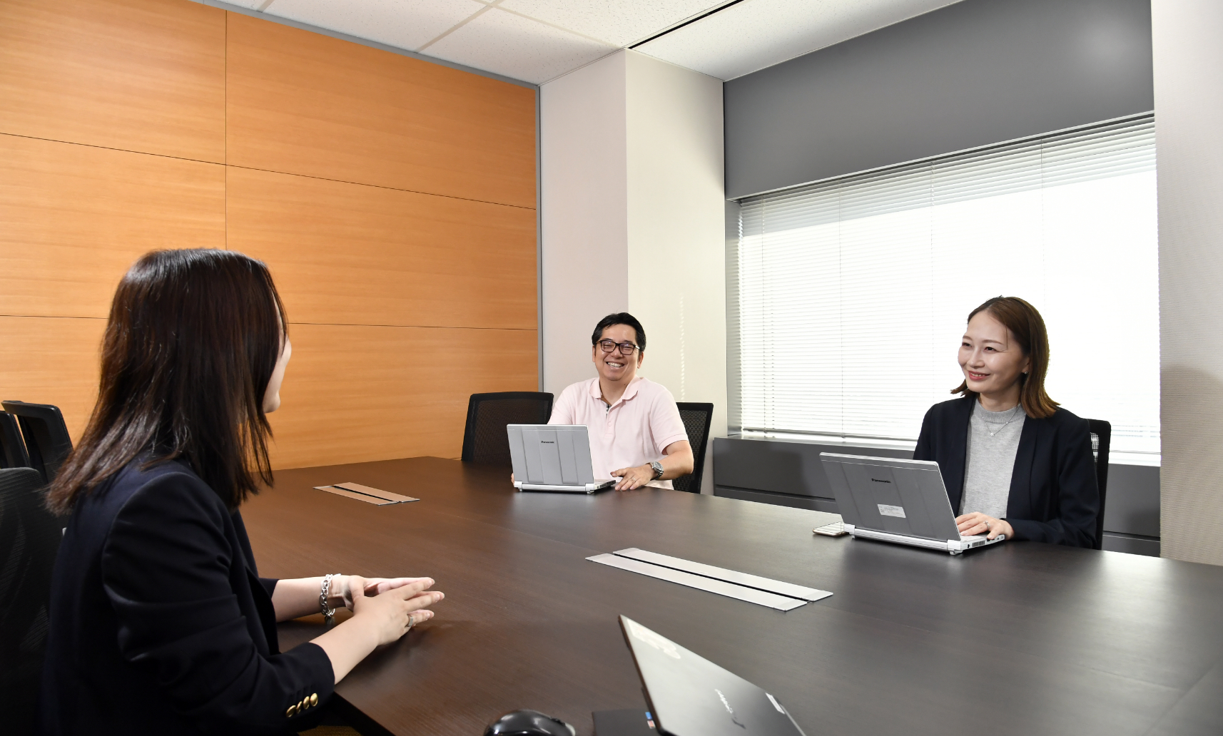 パーソルテンプスタッフ株式会社の採用ご担当者様（左）と、案件を担当したシーズアンドグロースの河本・縣（右2名）