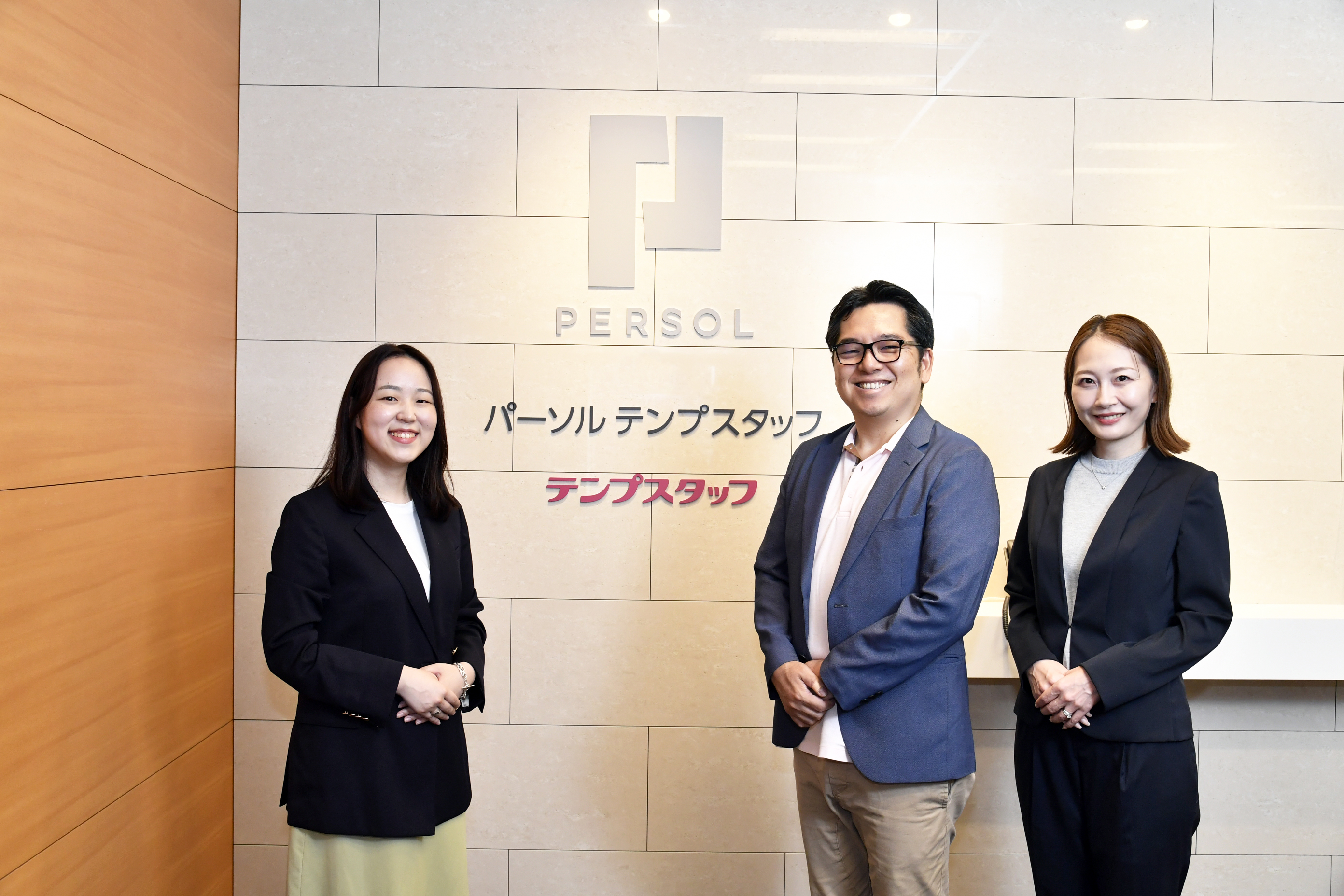 パーソルテンプスタッフ株式会社の採用ご担当者様（左）と、案件を担当したシーズアンドグロースの河本・縣（右2名）